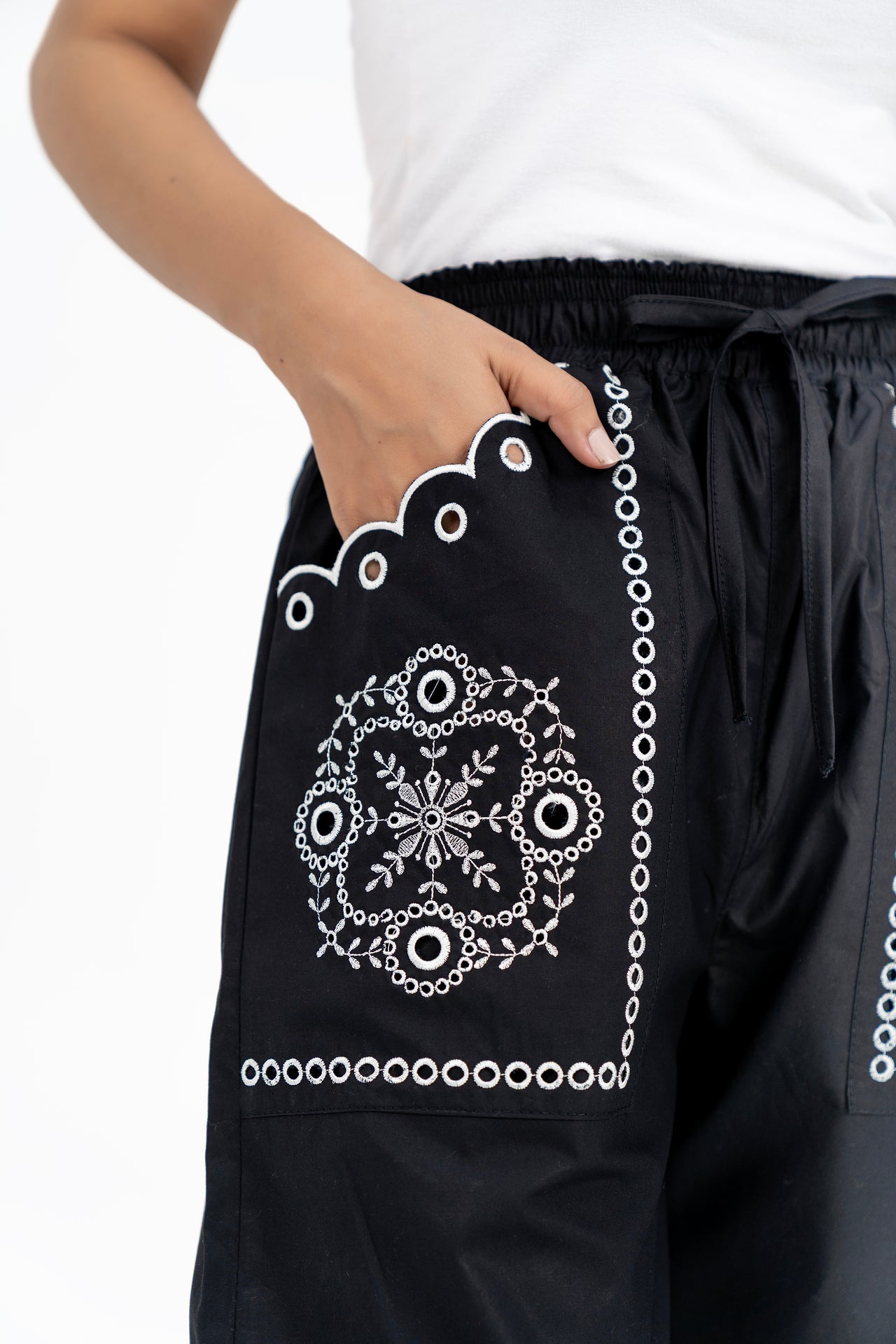 Pull-on Embroidery Pant - Black