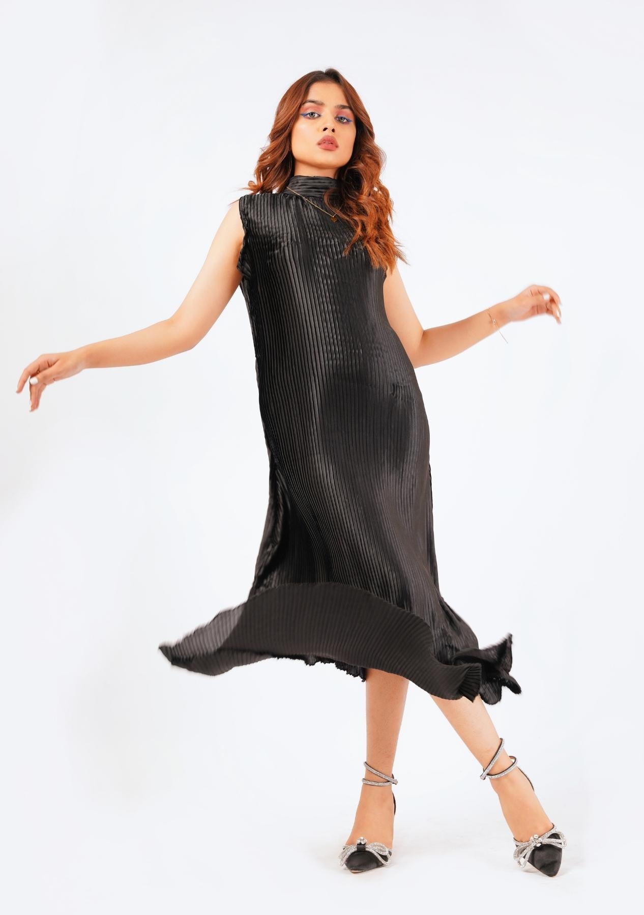 Sleeveless Dress - black (pleated fabric)